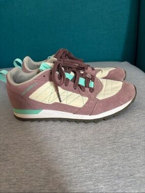Merrell Women's size 8 Mauve and Mint Suede Quilted Sneakers
